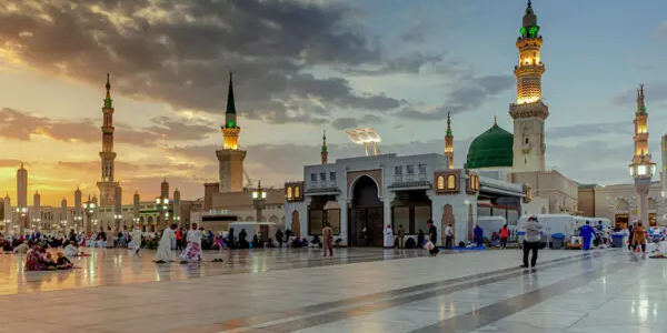 شاهد.. الزائرون يتوافدون إلى المسجد النبوي مع انطلاق موسم العمرة